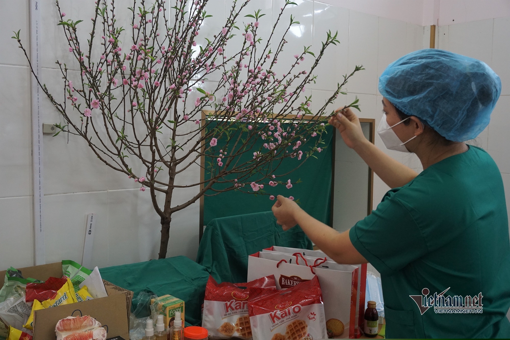 Đ&ecirc;m giao thừa đặc biệt tại nơi điều trị gần 200 ca Covid-19 ở Hải Dương