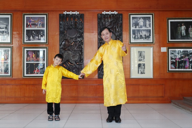 Nguyễn Quang Long c&ugrave;ng con trai (Ảnh: NVCC)