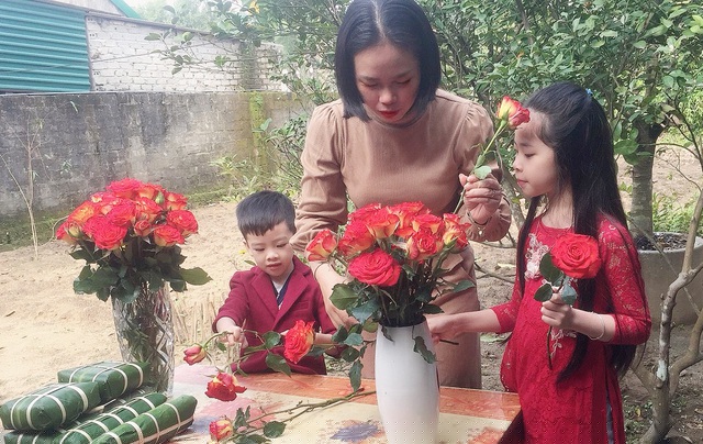 Chị Trần Thị Quỳnh - vợ Đại úy Hoàng Văn Trung cùng các con chuẩn bị đón Tết. Đại úy Trung là 1 trong 212 cán bộ, chiến sỹ BĐBP Nghệ An viết đơn tình nguyện lên các tổ chốt phòng dịch để trực Tết. (ảnh NVCC).