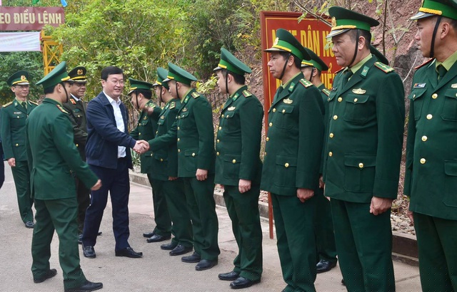 Chủ tịch UBND tỉnh Nghệ An Nguyễn Đức Trung chúc Tết cán bộ, chiến sỹ làm nhiệm vụ tại Đồn BP Mỹ Lý.