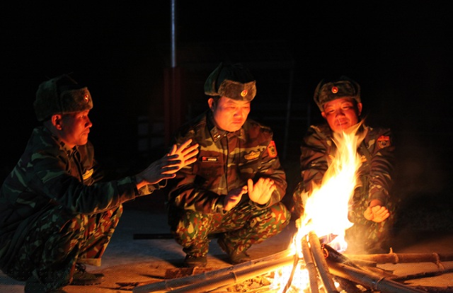 Sau những giờ tuần tra khép kín đường biên, người lính biên phòng lại quây quần bên bếp lửa, tâm sự về gia đình, về những ước mong trong năm mới.