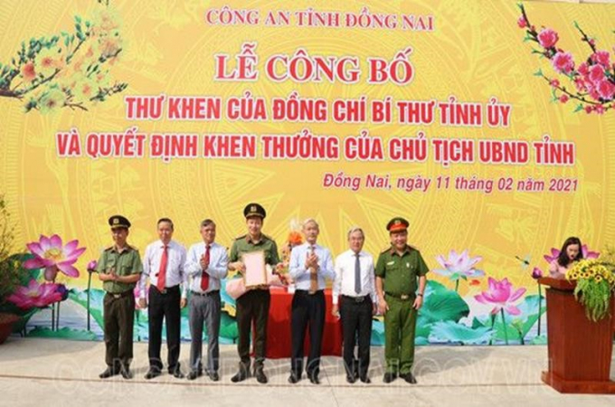 Đồng chí Bí thư Tỉnh ủy và Lãnh đạo tỉnh trao thư khen cho Ban Lãnh đạo Công an tỉnh.