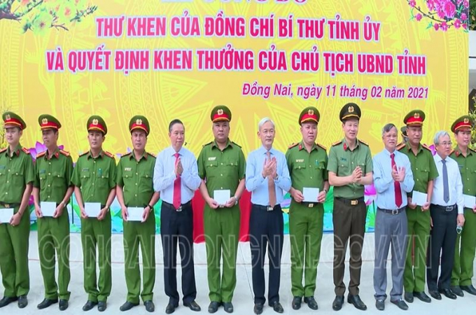 Chủ tịch UBND tỉnh và Lãnh đạo tỉnh thưởng nóng cho các lực lượng tham gia phá án.