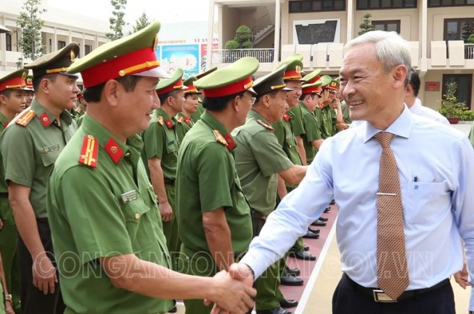 Bí thư Tỉnh ủy động viên cán bộ chiến sỹ.