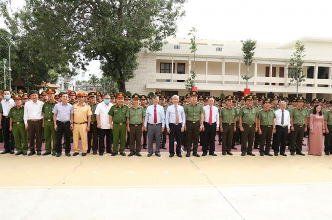 Lãnh đạo tỉnh chụp ảnh lưu niệm với Lãnh đạo và cán bộ chiến sỹ Công an tỉnh