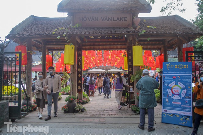 Khu vực Văn Miếu-Quốc Tử Giám, Hồ Văn (quận Đống Đa, Hà Nội) đón một lượng khách lớn đến du xuân, xin chữ-cho chữ trong ngày đầu năm mới 2021.