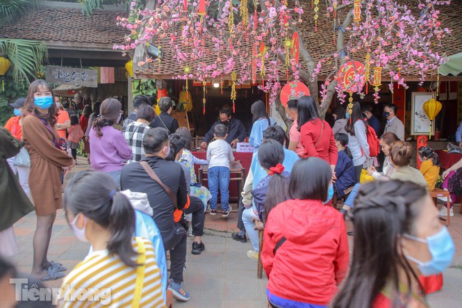 Lượng ông đồ bố trí ở Hồ Văn không nhiều, chưa đến chục người khác hẳn mọi năm.