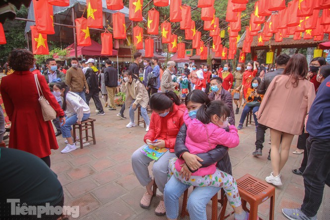 Để xin được chữ ở đây, từ lúc xếp hàng mất gần 1 giờ.