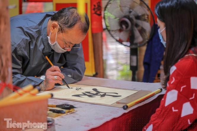 Mặc cho phải đợi lâu, những ai cũng kiên nhẫn để tự tay mình xin chữ.