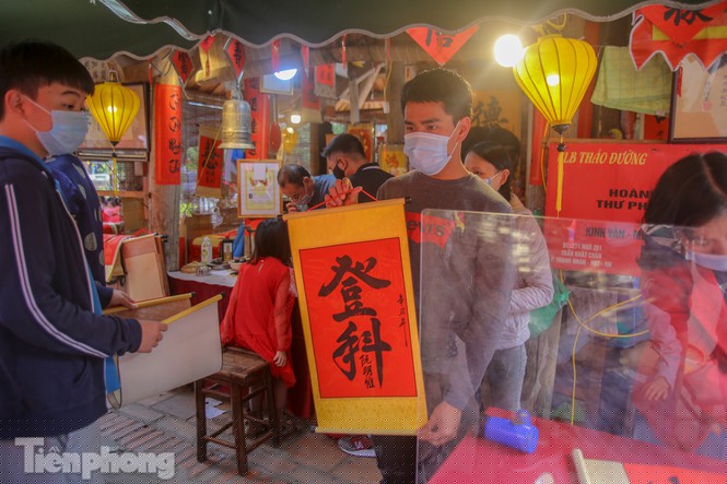 Nhiều sĩ tử đến đây để xin chữ