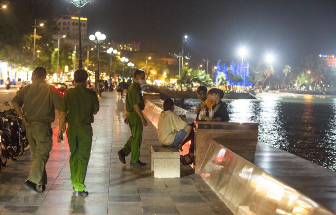 Lực lượng chức năng của th&agrave;nh phố Vũng T&agrave;u kiểm tra, xử l&yacute; c&aacute;c trường hợp người d&acirc;n kh&ocirc;ng đeo khẩu trang nơi c&ocirc;ng cộng. (Ảnh: Ho&agrave;ng Nhị/TTXVN)