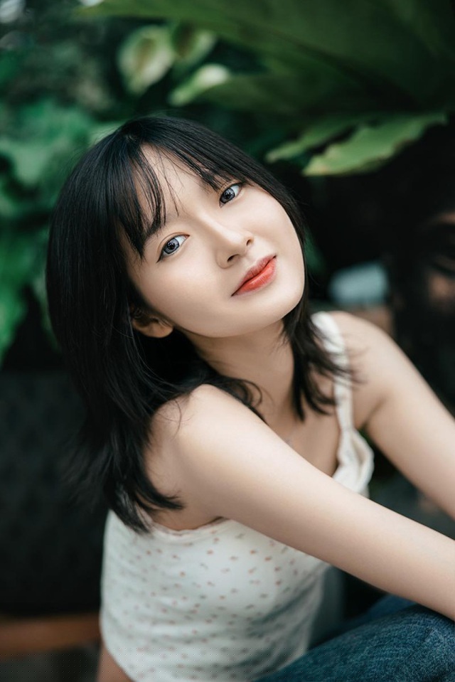 Trần Yến Vy sở hữu nhan sắc khả ái với đường nét khuôn mặt thanh tú, ánh mắt đầy cuốn hút. Yến Vy theo học ngành sư phạm Ngữ văn, trường Cao đẳng Cần Thơ.