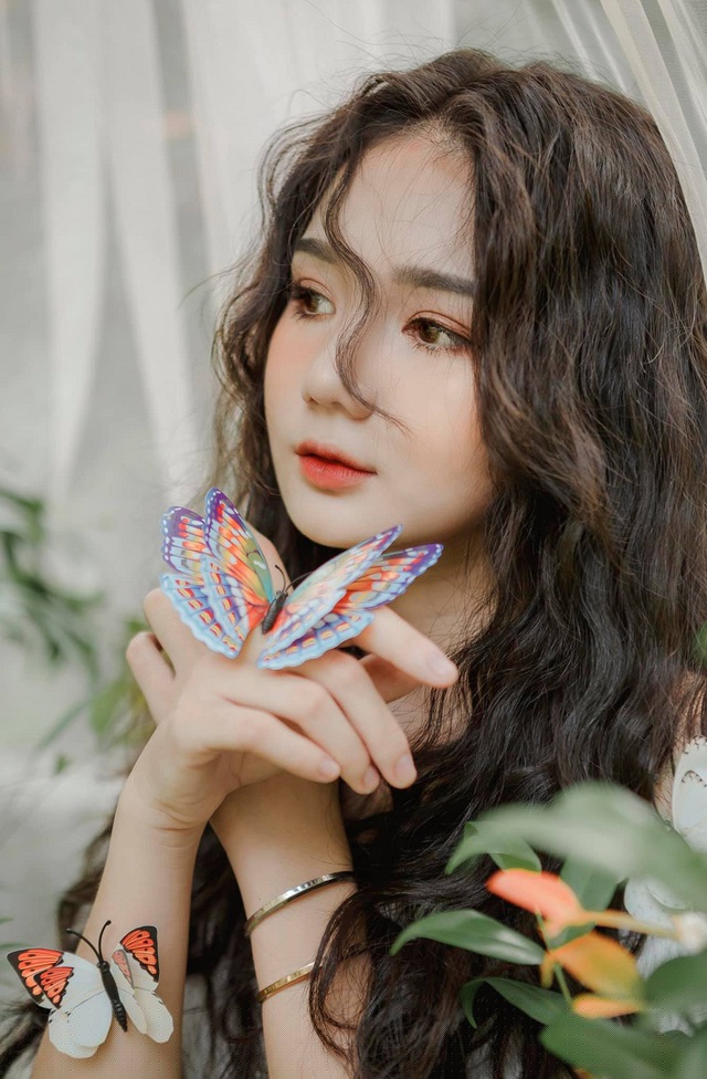 Lâm Lê - nữ sinh trường THPT Tân Phước Khánh, Bình Dương khiến những người gặp gỡ lần đầu nhầm tưởng là con lai khi cô bạn sở hữu gương mặt khá Tây, dù cô là người Việt 100%.