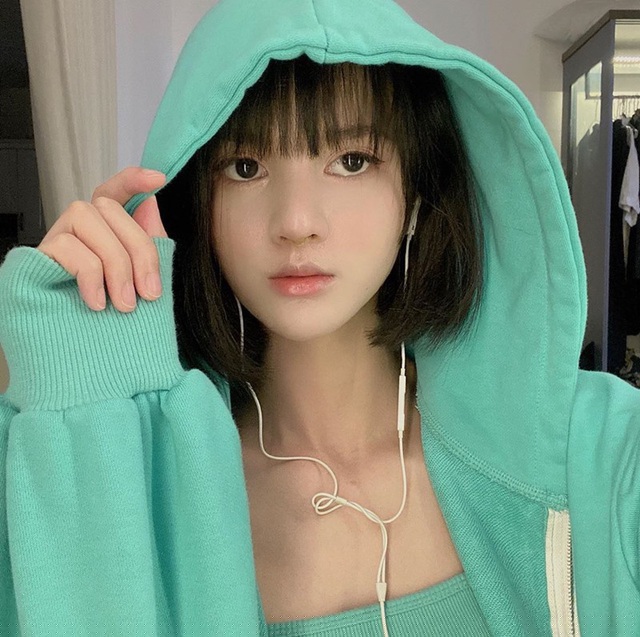 Nhiều người còn nhầm tưởng Linh là con lai, nhưng thật ra bố mẹ Linh đều là người Việt Nam. Dù hầu như không cười khi chụp ảnh, nhưng thần thái của Linh vẫn khiến nhiều người