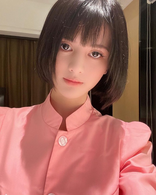 Trời phú cho gương mặt xinh xắn, cùng cách ăn mặc ấn tượng, cô gái Yên Bái - Hoàng Diệu Linh khiến nhiều người chú ý với nhan sắc đẹp như búp bê.