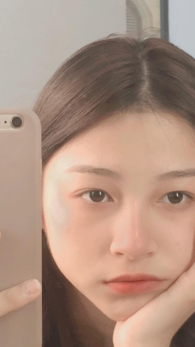 Thúy Hằng cũng chia sẻ rằng, ở độ tuổi 15, em không trang điểm quá nhiều mà chỉ chăm sóc da cơ bản. Với Thúy Hằng, được sống hồn nhiên đúng với số tuổi, bên cạnh gia đình, bạn bè chính là điều hạnh phúc nhất rồi.