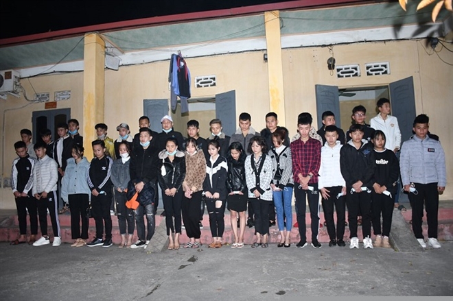 Các thanh niên vượt chốt kiểm soát dịch tại ga Dụ Nghĩa (huyện An Dương, TP Hải Phòng).