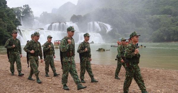 Xuân về trên thác Bản Giốc