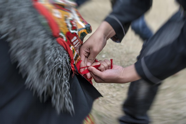 Động tác buộc dây đỏ