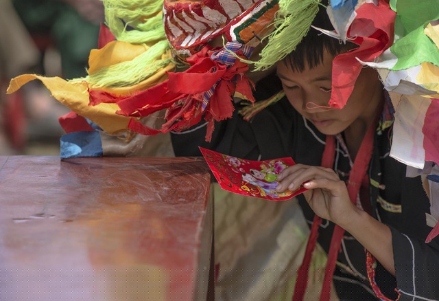 Nếu biểu diễn trong nhà để chúc mừng năm mới, sư tử sẽ được chủ nhà tặng lì xì, rượu và mảnh vải