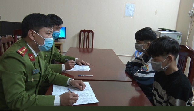   Lực lượng Công an lập biên bản xử lý trường hợp đốt pháo nổ trái phép.