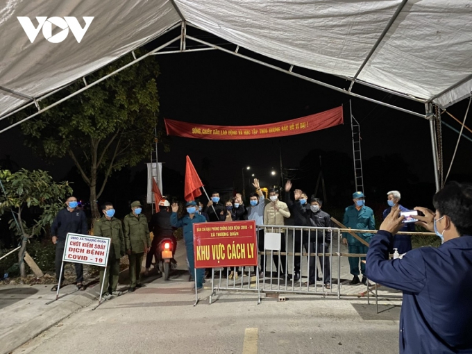 12-2_ba_con_xa_thuong_quan_phan_khoi_khi_duoc_do_bo_phong_toa_0