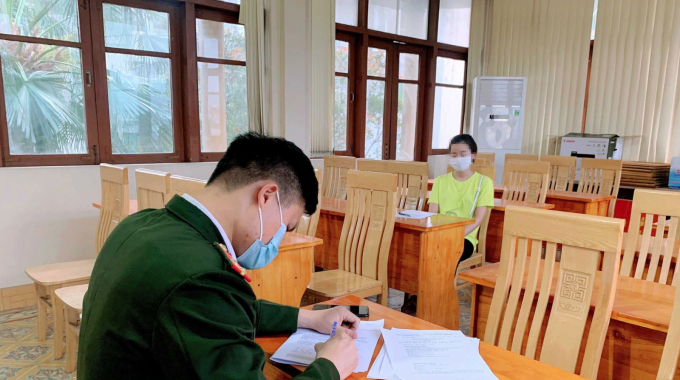 Một nữ công nhân tại huyện Cẩm Giàng, tỉnh Hải Dương, thuê đò qua sông vào Tx Đông Triều, tỉnh Quảng Ninh nhằm xâm nhập trái phép ra, vào vùng dịch, vi phạm nghiêm trọng các quy định về phòng chống dịch COVOD-19