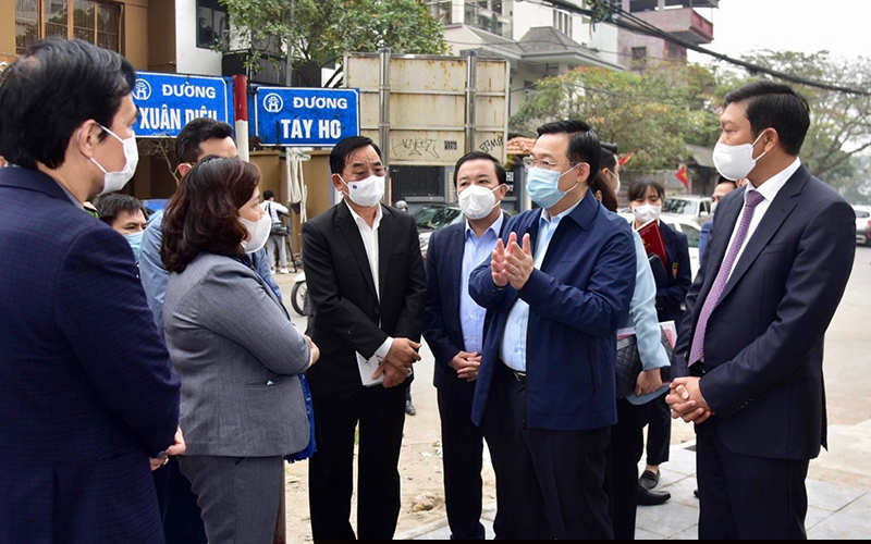 Đồng chí Vương Đình Huệ, Uỷ viên Bộ Chính trị, Bí thư Thành uỷ kiểm tra công tác phòng, chống dịch COVID-19 tại khu vực cách ly tại toàn Somerset (Tây Hồ). Ảnh: Duy Linh.