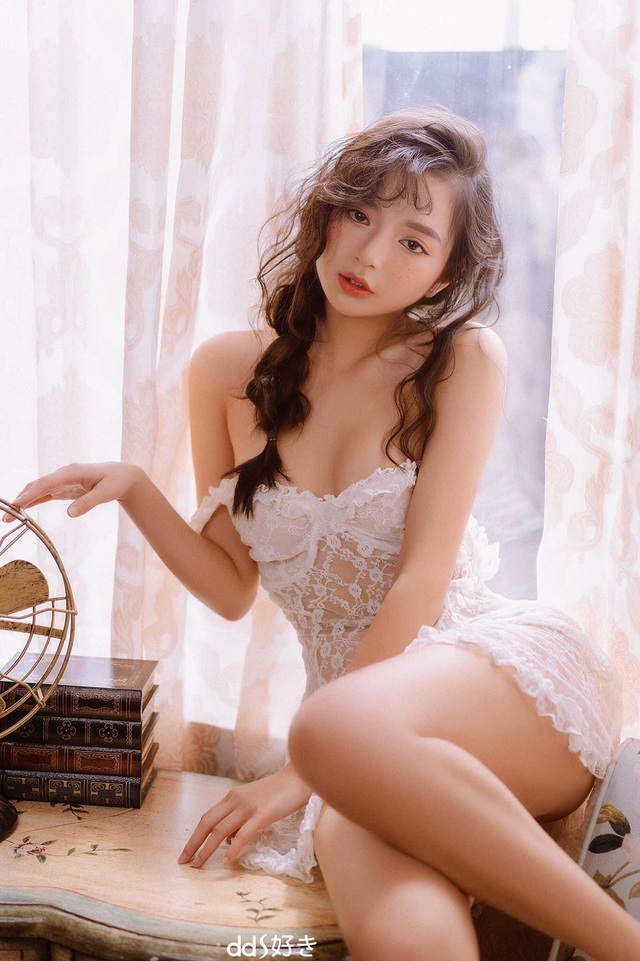 Với Kim Chi m&agrave; n&oacute;i, tuổi trẻ nghĩa l&agrave; sống hết m&igrave;nh, sống trọn vẹn với những ước muốn của bản th&acirc;n. Chi cảm thấy h&atilde;nh diện v&agrave; h&agrave;i l&ograve;ng với cuộc sống hiện tại. C&ocirc; g&aacute;i xinh đẹp n&agrave;y c&oacute; thể tự chủ về mặt t&agrave;i ch&iacute;nh v&agrave; lu&ocirc;n kh&ocirc;ng ngừng học hỏi, ho&agrave;n thiện bản th&acirc;n.