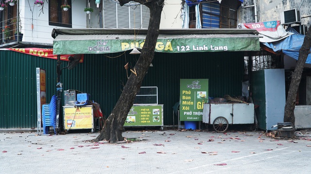 Trên phố Linh Lang, một quán ăn dừng hoạt động sau yêu cầu.