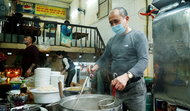 Ông Nguyên (chủ quán) cho biết khách khá ủng hộ.