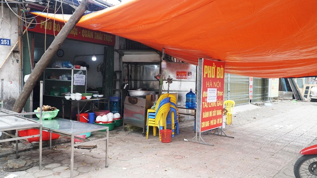Quán ăn trên đường Lê Trọng Tấn chỉ bán cho khách mang về.