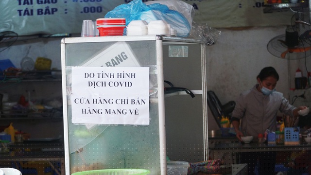 Tờ thông báo được dán ngay trước cửa.