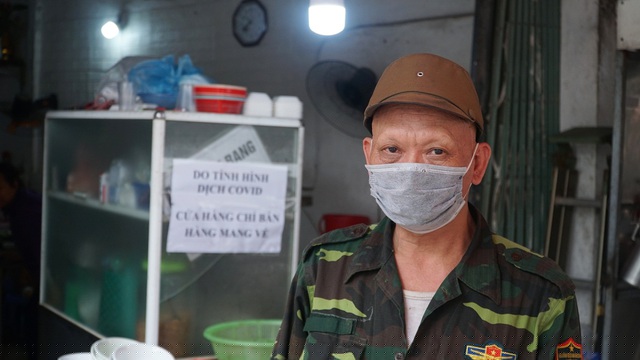 Ông Thái chủ một quán ăn trên đường Lê Trọng Tấn cho hay, đợt dịch lần trước quán cũng chỉ bán cho khách mang về để đảm bảo an toàn. 