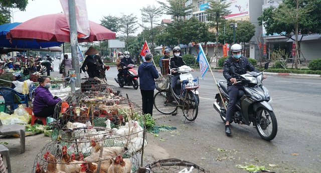 Tại các khu chợ cóc, các cán bộ phường mang loa đi tuyên truyền từng con phố về phòng chống dịch bệnh. 