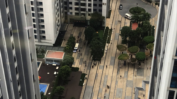 Lực lượng chức năng quận Bắc Từ Liêm tiến hành phong toả toà nhà R2 chung cư Goldmark City để tiến hành điều tra, xét nghiệm Covid 19.