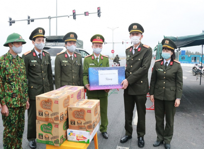 Lãnh đạo CATP thăm, tặng quà chốt kiểm soát dịch Covid -19