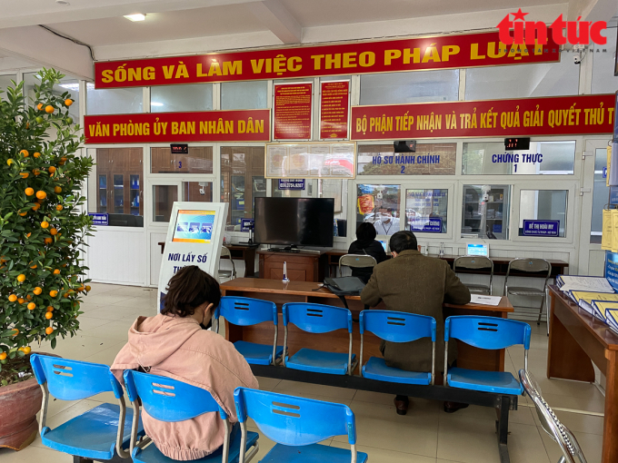 Không khí làm việc nghiêm túc tại bộ phận một cửa của UBND phường Dịch Vọng, quận Cầu Giấy.