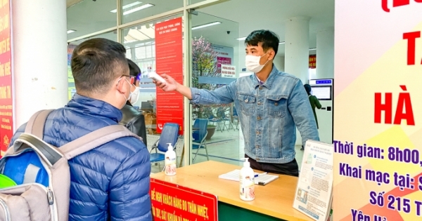 Công sở Hà Nội chấp hành nghiêm quy định chống dịch COVID-19 trong ngày làm việc đầu tiên