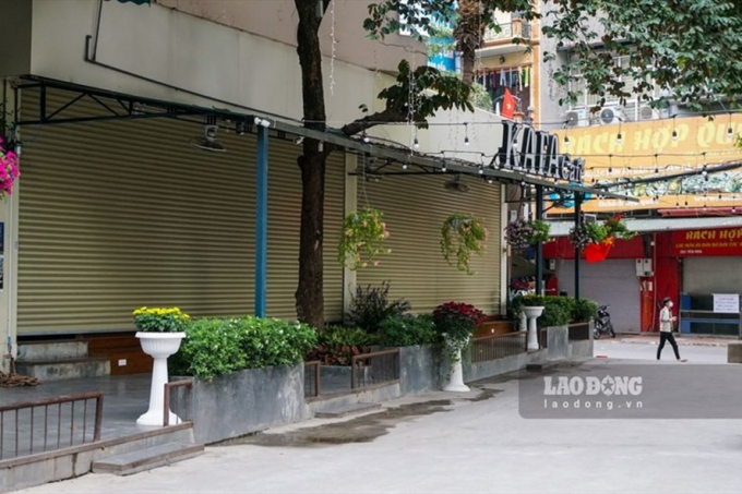 Hôm nay (17.2) là ngày thứ hai Hà Nội thực hiện việc đóng cửa các quán cà phê, hàng ăn vỉa hè để phòng dịch COVID-19. Ảnh Quang Đông