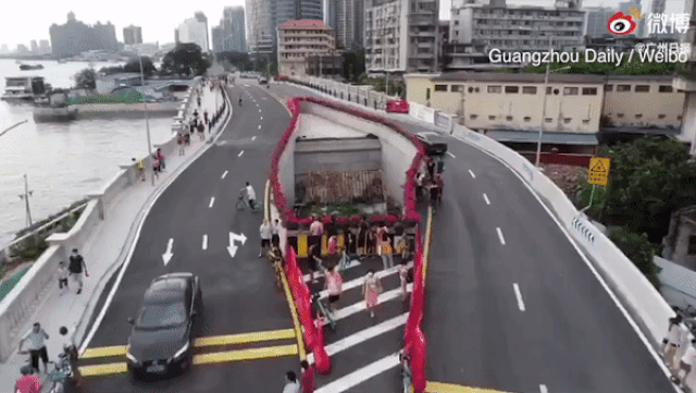 Ngôi nhà khiến tuyến đường phải tách làm đôi