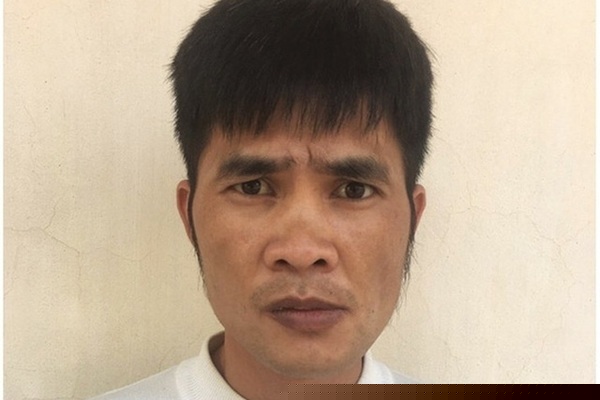 Đối tượng Vũ Văn Tập đấm vào mặt công an khi bị yêu cầu khai báo y tế. (Ảnh công an cung cấp)