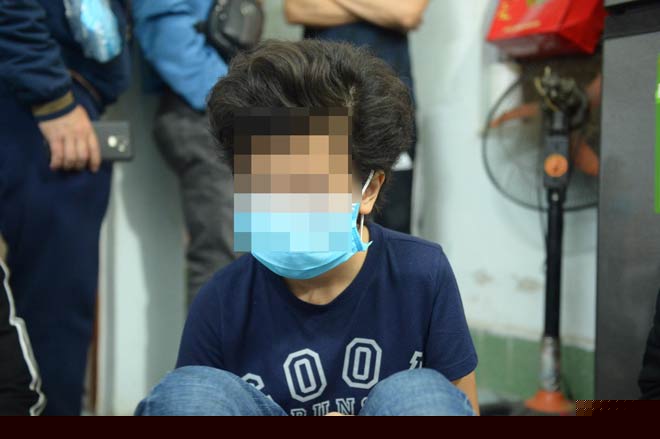 B. sợ hãi kể lại sự việc.