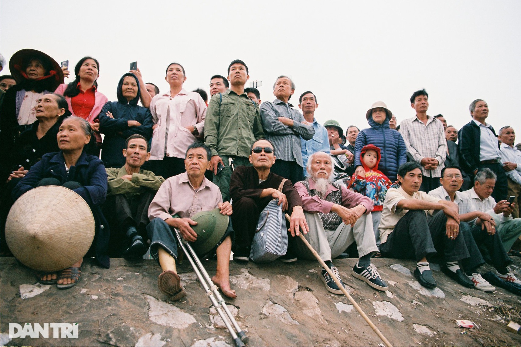 Người dân làng và du khách thập phương nô nức đổ về cánh đồng làng để đón xem lễ hội, chiêm ngưỡng những chú trâu sắc màu sẽ cày xới những thửa ruộng đầu tiên để bắt đầu cho mùa vụ mới.