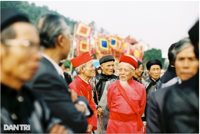 Mặc dù xuất thân từ gia đình nhà nông nhưng ông Tế được cha mẹ cho học chữ nho từ nhỏ, 6 tuổi đã cùng cha mẹ dắt trâu ra đồng đi cày. Cùng với dung tướng đẹp lão, gương mặt ông hồng hào, râu tóc bạc phơ, gia đình đuề huề con cháu, năm 2009, ông là người được bô lão trong làng lựa chọn làm người đầu tiên đóng giả vua đi cày sau khi lễ hội được phục dựng.