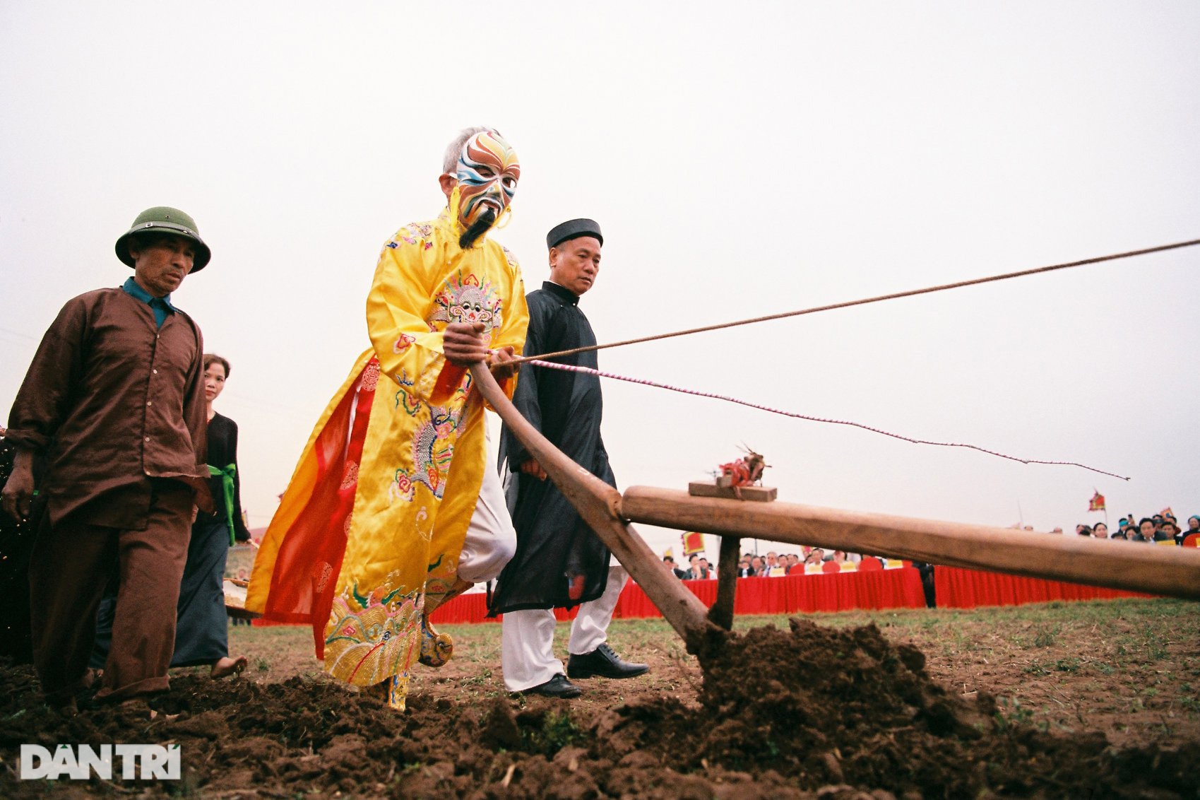 Theo truyền thống, vua đi đầu tiên với 3 luống cày. Theo sau là các quan văn, quan võ. Các thiếu nữ đi sau phía sau các quan gieo hạt giống xuống những luống cày vừa xới để bắt đầu một mùa vụ mới.