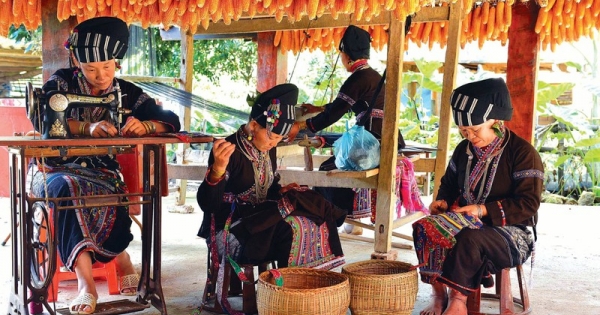 Rực rỡ nét văn hóa trên từng sợi vải thổ cẩm của đồng bào Lự