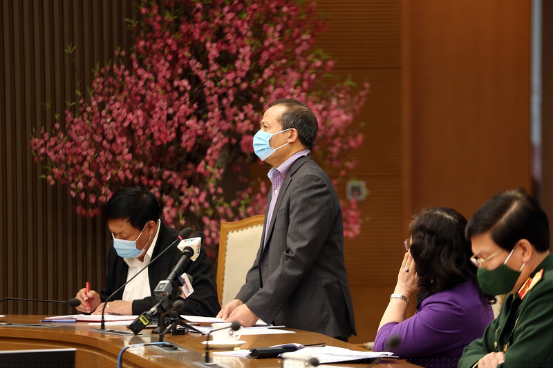 Thứ trưởng Bộ Công Thương Cao Quốc Hưng báo cáo về thực trạng thông thương hàng hóa từ Hải Dương qua các tỉnh lân cận. Ảnh: VGP/Đình Nam