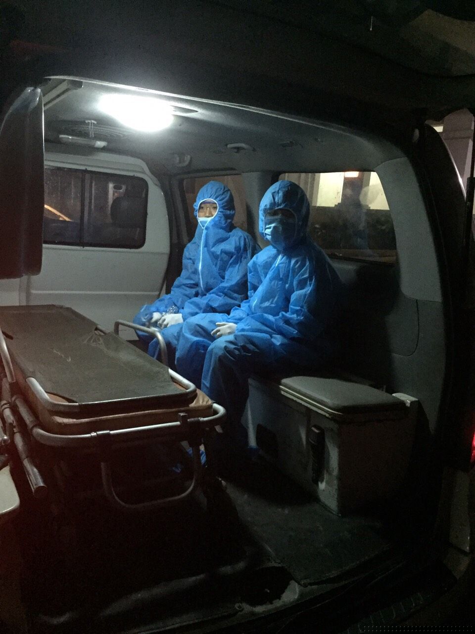 Lực lượng chức năng đưa 2 thiếu niên bỏ trốn khỏi khu cách ly trở lại cách ly tập trung