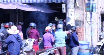 Người dân xếp hàng mua cá lóc nướng ngày vía Thần Tài